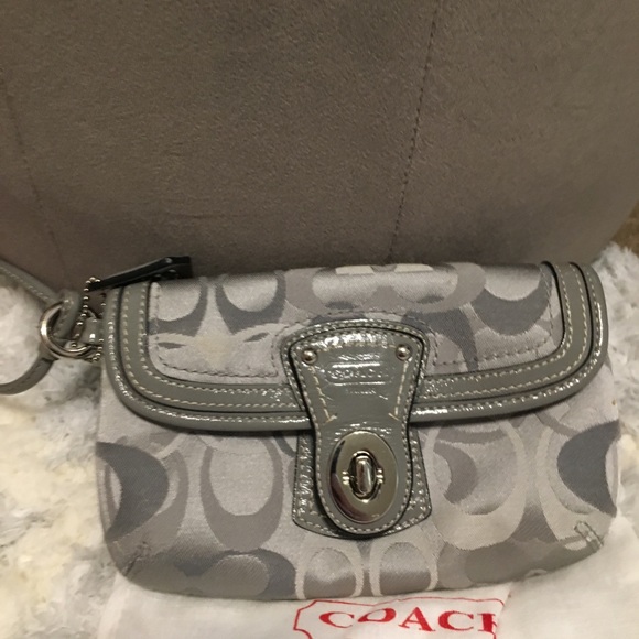 Beautiful Coach silver/grey wristlet in bag - Picture 3 of 8